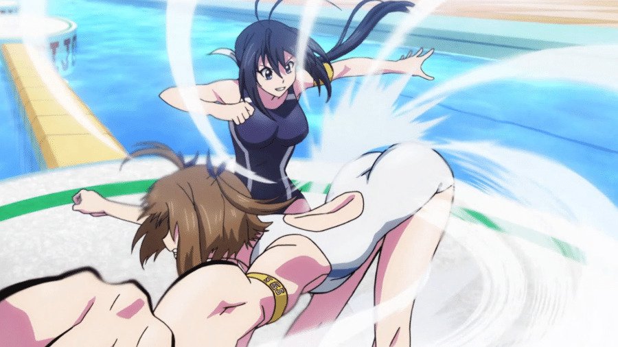 Keijo-Kämpferinnen in einem intensiven Match auf schwimmenden Plattformen Keijo-Kämpferinnen in einem intensiven Match auf schwimmenden Plattformen